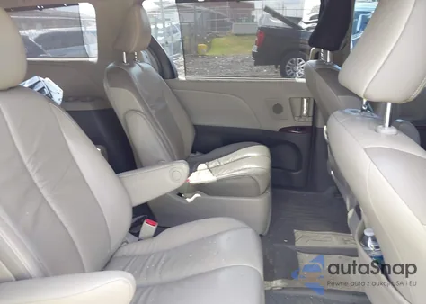 2011 Toyota Sienna Limited V6 z USA, uszkodzony, nr VIN 5TDYK3DC3BS025526